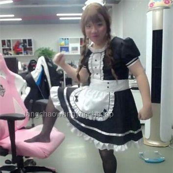 一个用黑丝做滤镜拍视频的美男子：创意摄影新潮流